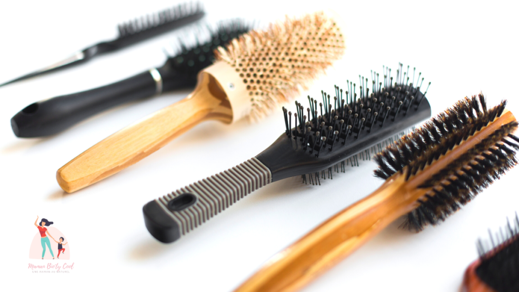 Quand on a les cheveux bouclés comme moi, le dilemme de la brosse à cheveux s’impose vite. Je me suis d’ailleurs longtemps peu démêler les cheveux par peur de casser mes boucles ! Fausse bonne idée ! Voyons aujourd hui comment choisir sa brosse à cheveux.